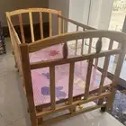 سرير أطفال مع مشاية أطفال