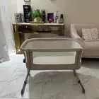 سرير اطفال جانبي جونيور فاخر ونظيف وخالي من العيوب