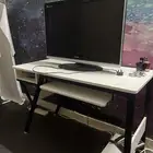 طاوله مع شاشه