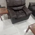 للبيع كنب مكتبي. جلد نضيف وبحالة ممتازة