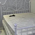 وجود عدد 2 سرير ايكيا بكافة ملحقاته مع جلسه مع مكتب اضافي