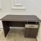 طاولة مكتب شبه جديده مع كرسي