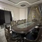 طاولة طعام ل 10 اشخاص نظيفه