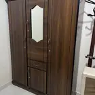 خزانة ملابس خشب بني .