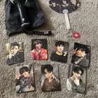 أغراض الفرقه الكوريه بي تي إس BTS  عصا التشجيع و فوتوكاردز