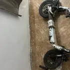 اسكوتر نظيف بطاريه نظيفه بس الدعسه خاربانه والدركسون مكسور