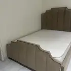 للبيع سرير نفر ونص لون بيج