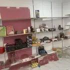 رفوف وبضاعه والمكيف