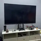 شاشة مع طاولة