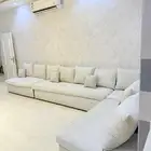 كنب ابيض اربع قطع يحتاج الا تنظيف فقط مع طالوله تعتبر طقم