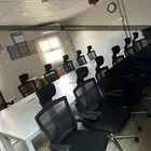 طاولة اجتماعات مع كراسي