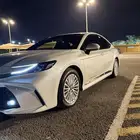 كامري 2025 ابيض لؤلؤي