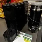 مكينة نيسبريسو نظيفه مع كامل القطع و سخان الحليب