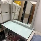 طاولة زجاج من ايكيا ومرايا مربعة كبيرة