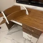 للبيع طاولة مكتبية جديده مع رف