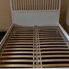 سرير أبيض