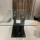 طاولة صفرة زجاج بدون كراسي
