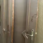 باب خشب شباك دورة مياه ء مروحة   طاولة