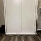 دولاب ابيض بحالة جيده جد ا للبيع