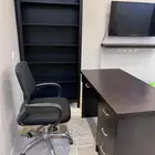 مكتب وكرسي ودولاب رفوف