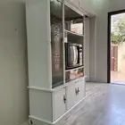 مكتبة تلفزيون قديمه الحجم واضحه بحاله جيده جدا