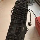 جهاز كمبيوتر ولوحة مفاتيحه وطابعه