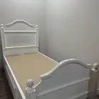 سرير للبيع خشب ثقيل ابيض