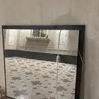 مرايه مع اللد او الاضائه مع قاعده خشبب