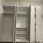 دولاب ملابس نظيف مع التسريحة