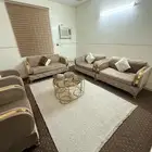 كنب للبيع مع الطاولة والستارة