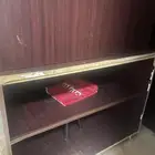 طاولات ومكتبة