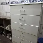 دولاب ادراج ابيض وأرفف مفتوحة