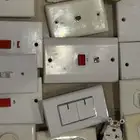 للبيع افياش ومفاتيح كهربائيه وثريات