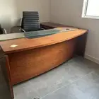 مكتب كامل كبير مع دولاب مكتب.