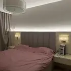 سرير غرفه نوم مزدوج وسرير بهيل مع ابجوراته وأدراجه واضاءة
