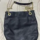 شنطة مايكل كورس جلد استعمال خفيف ( يوجد ثلاث جيو بالداخل)