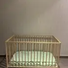 سرير اطفال بمحتوياته