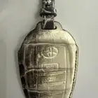 ميدالية مفتاح لاند كروزر الجديد