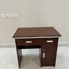 طاولة كمبيوتر أو شاشات