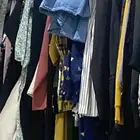 ملابس نسائية كمية كبيره بالجملة مستعمله فيها فساتين غاليه