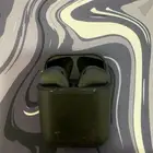 سماعات بلوتوث شبيهت سماعات ابل مستخدمه