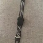 ساعه ابل واتش حجم 40 مع شاحنها فيه كم مخش بس