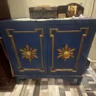 خزانة فخمة باللون الأزرق الملكي مع تفاصيل ذهبية أنيقة