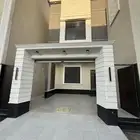 للبيع روف علوي بدرج داخلى وخارجى بحى الراقى شرق خميس مشيط