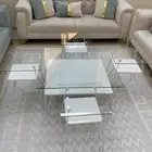 طاولات لون ابيض و قزاز نظيف
