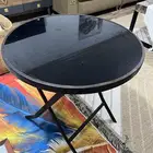 طاولة طعام دائرية مع كرسي اسود حديدي