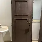 للبيع باب و مغاسل