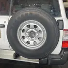 جنوط مع كفراتها باترول 2003