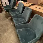 طاولة مع كراسي