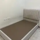 سرير خشب الراس قماش والجوانب قماش